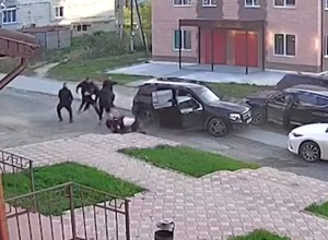 В свердловском городе неизвестные устроили разборки прямо посреди улицы