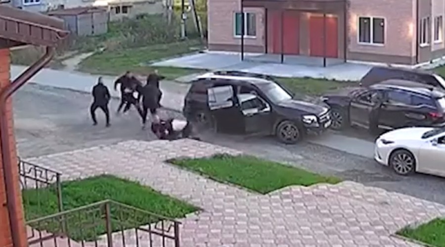 В свердловском городе неизвестные устроили разборки прямо посреди улицы