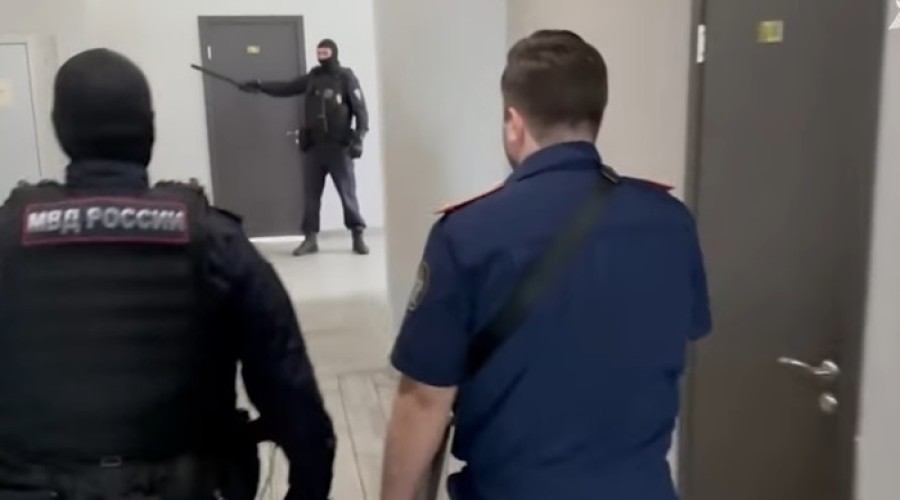 Екатеринбургским студентам, изрисовавшим дом свастикой, грозит уголовное дело