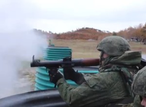 «Пусть возьмет авторучку». Екатеринбуржцы поспорили, с каким телефоном лучше идти в армию