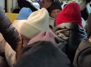 Жители Академического нашли хитрый способ занимать сидячие места в забитом под завязку транспорте