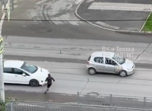 Автоподстава? В Екатеринбурге заметили женщину, кидавшуюся на машины