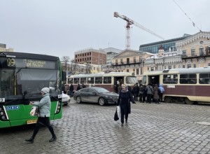 Работникам общественного транспорта Екатеринбурга вновь поднимут зарплаты