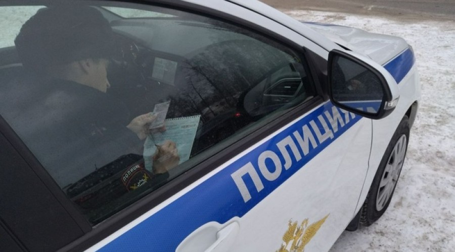 Парень проехал на капоте машины по улице Заводская среди бела дня в Екатеринбурге