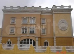 В Екатеринбурге продают коттедж «из прошлого» с 20-ю комнатами, бассейном и витражами