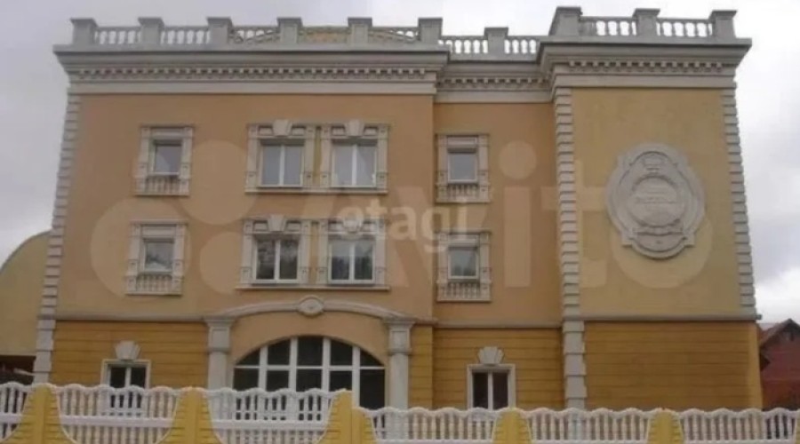 В Екатеринбурге продают коттедж «из прошлого» с 20-ю комнатами, бассейном и витражами