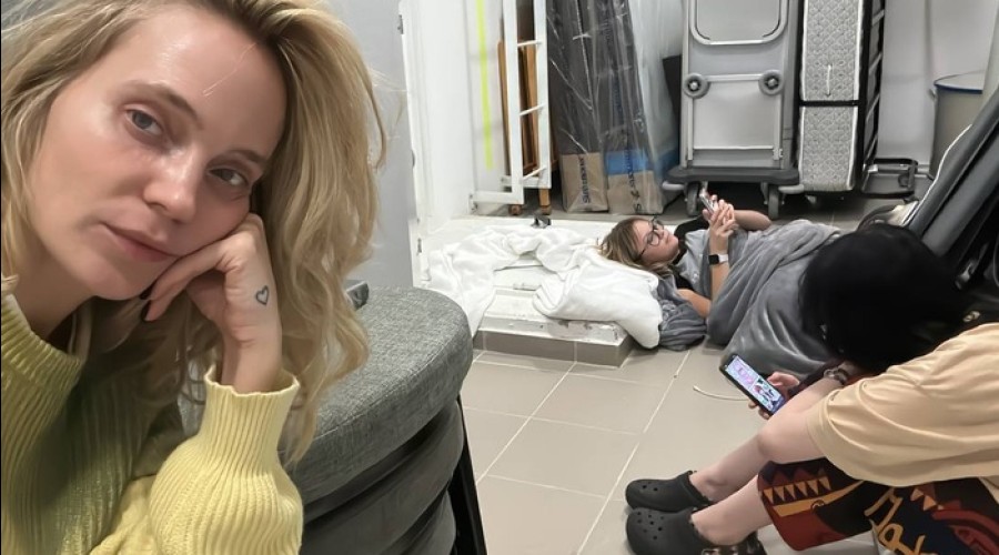 Собчак: Певица Глюкоза с семьей второй день проводят в бомбоубежище