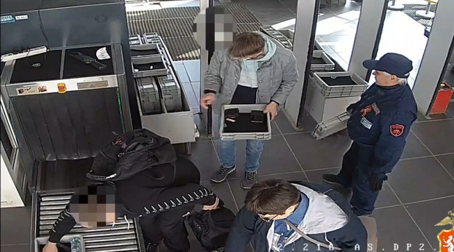 На вокзале Екатеринбурга у пассажира украли рюкзак с двумя миллионами рублей во время досмотра