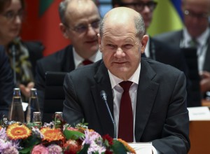 Шольц призвал Путина вывести войска с Украины 