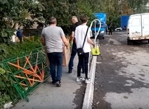 Жители рухнувшей в Нижнем Тагиле пятиэтажки вернулись за вещами на развалины