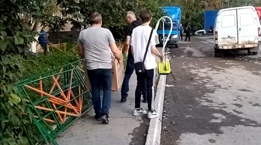Жители рухнувшей в Нижнем Тагиле пятиэтажки вернулись за вещами на развалины
