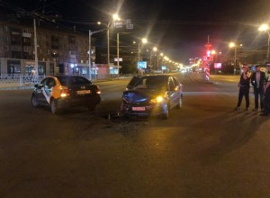 Кто был за рулём? В Екатеринбурге ночью произошло неоднозначное ДТП с пострадавшими
