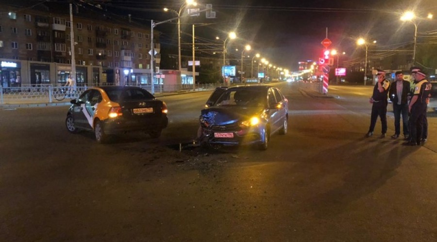 Кто был за рулём? В Екатеринбурге ночью произошло неоднозначное ДТП с пострадавшими