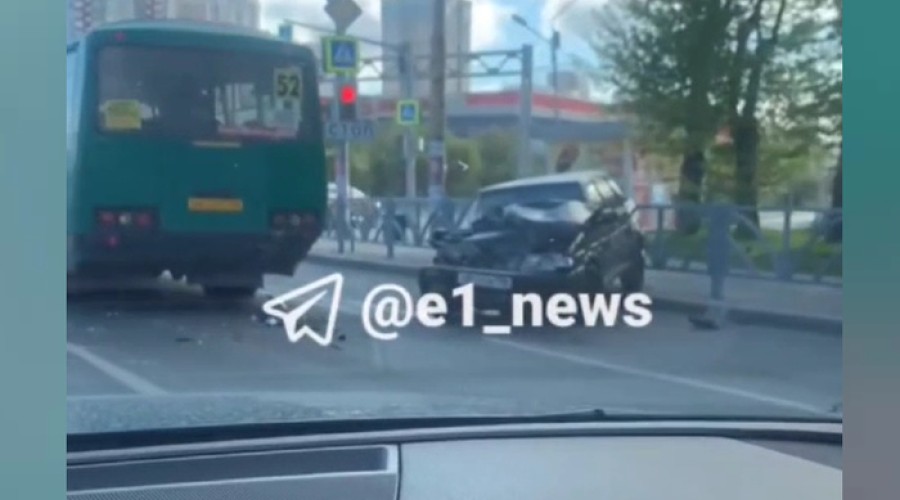 На Ботанике пассажирский автобус угодил в жёсткую аварию