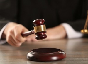 В Екатеринбурге вынесли приговор 17-летнему «бегунку», забравшему у стариков миллионы рублей