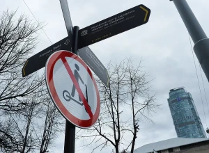 Кикшеринги в Екатеринбурге намеренно игнорируют знаки «Движение на самокатах запрещено»
