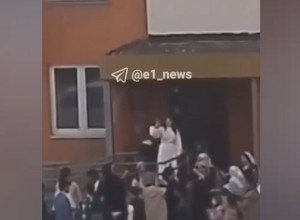 В Екатеринбурге свадебный кортеж южан перекрыл двор