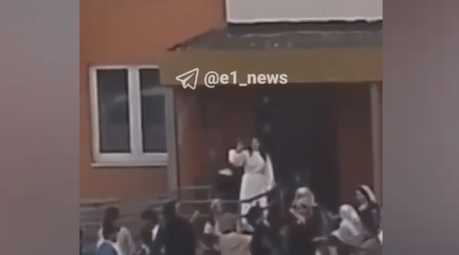 В Екатеринбурге свадебный кортеж южан перекрыл двор