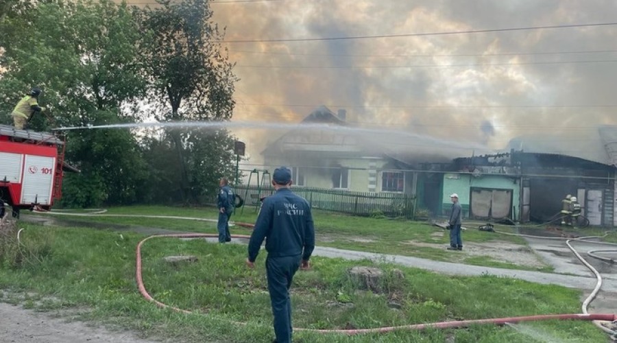 Причиной пожара в Богдановиче, где сгорели два дома и собаки, был поджогПредварительной причиной пожара, уничтожившего два дома по улице Кунавина в Бегдановиче, был поджог, сообщает 81-я ПСЧ в соцсети «ВКонтакте».