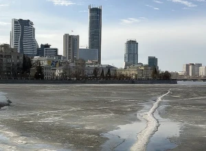 Тела двоих мужчины достали из воды в Свердловской области