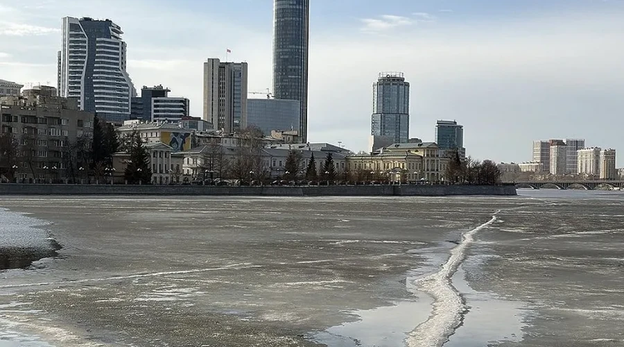 Тела двоих мужчины достали из воды в Свердловской области