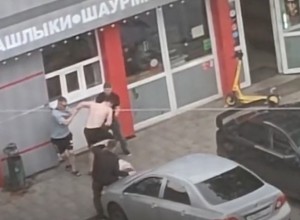 На Химмаше на остановке посреди дня избили мужчину