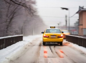 Таксисту прямо в пути в аэропорт Кольцово резко урезали стоимость поездки