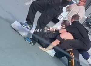На улице Попова мужчины устроили драку
