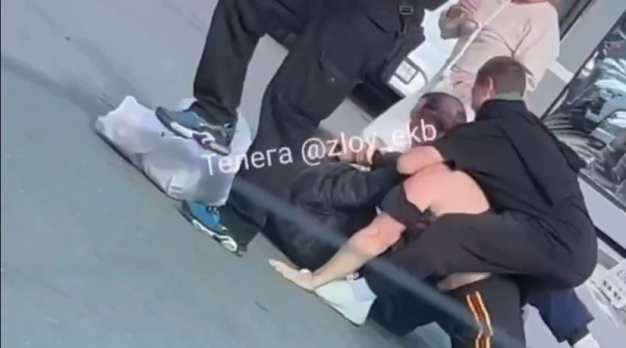 На улице Попова мужчины устроили драку