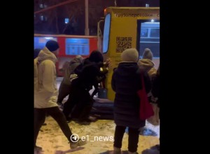 Фитнес по-уральски: екатеринбуржцы самостоятельно вытолкали троллейбус, чтобы попасть на работу
