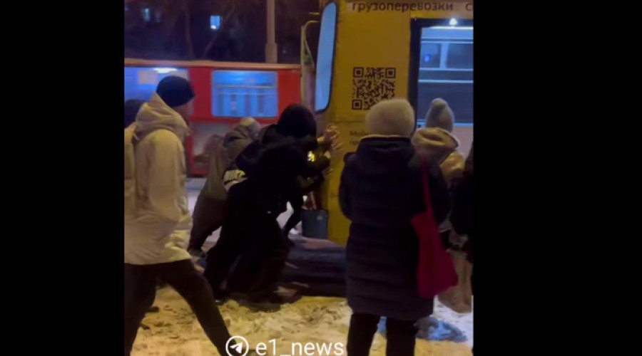 Фитнес по-уральски: екатеринбуржцы самостоятельно вытолкали троллейбус, чтобы попасть на работу