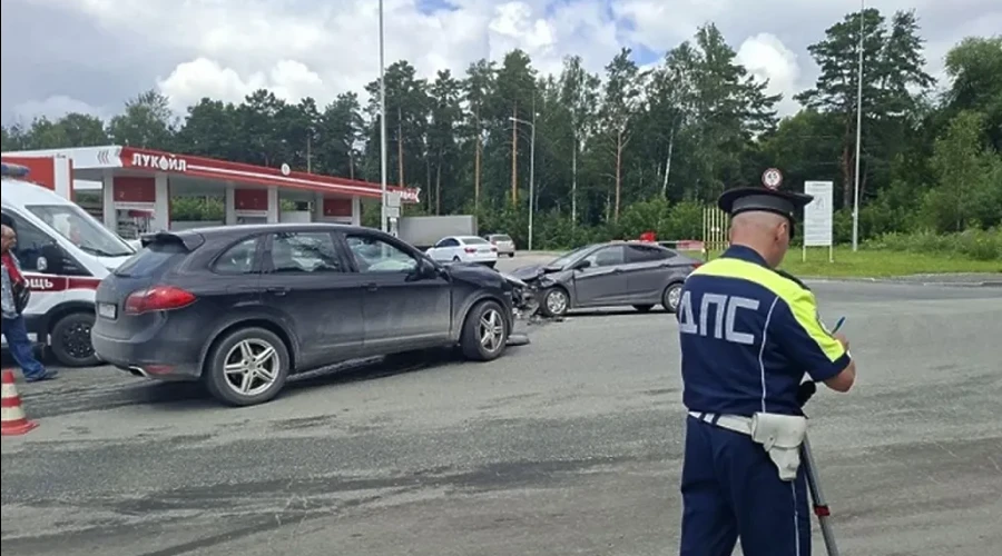 В Екатеринбурге в аварии пострадали мать и трое детей