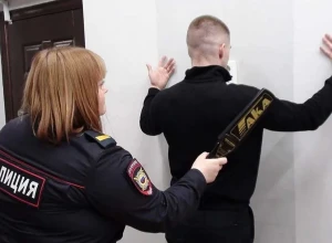 В Екатеринбурге задержали 22-летнего курьера мошенников, похитившего у школьного физрука 6 миллионов