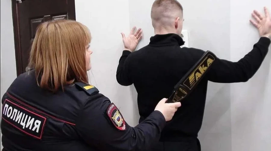 В Екатеринбурге задержали 22-летнего курьера мошенников, похитившего у школьного физрука 6 миллионов