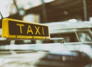 Под Екатеринбургом автохам с перцовым баллончиком напал на таксиста