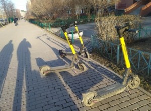 На ВИЗе подросток на самокате сбил женщину с коляской