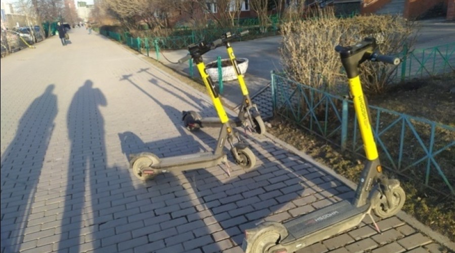 На ВИЗе подросток на самокате сбил женщину с коляской