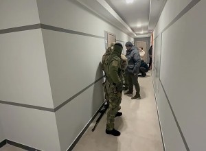 Силовики ворвались в квартиру на Вторчермете