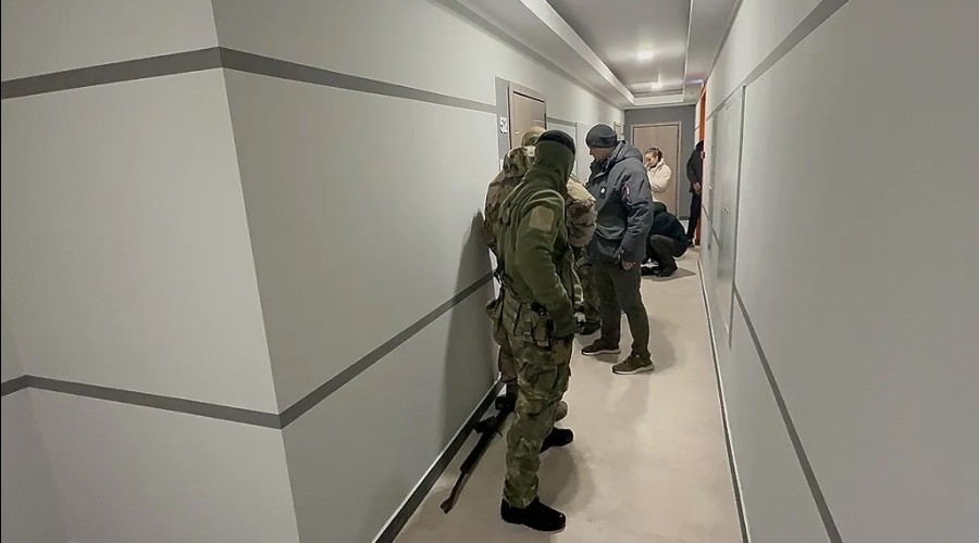 Силовики ворвались в квартиру на Вторчермете