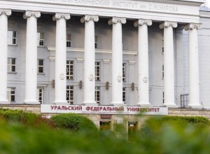 Возле УрФУ десятки молодых людей образовали огромную очередь