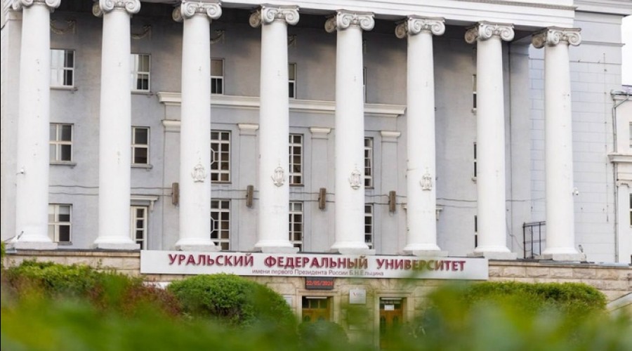 Возле УрФУ десятки молодых людей образовали огромную очередь