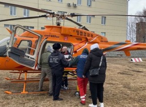 В екатеринбургскую травматологию вертолетом перевезли молодого водителя