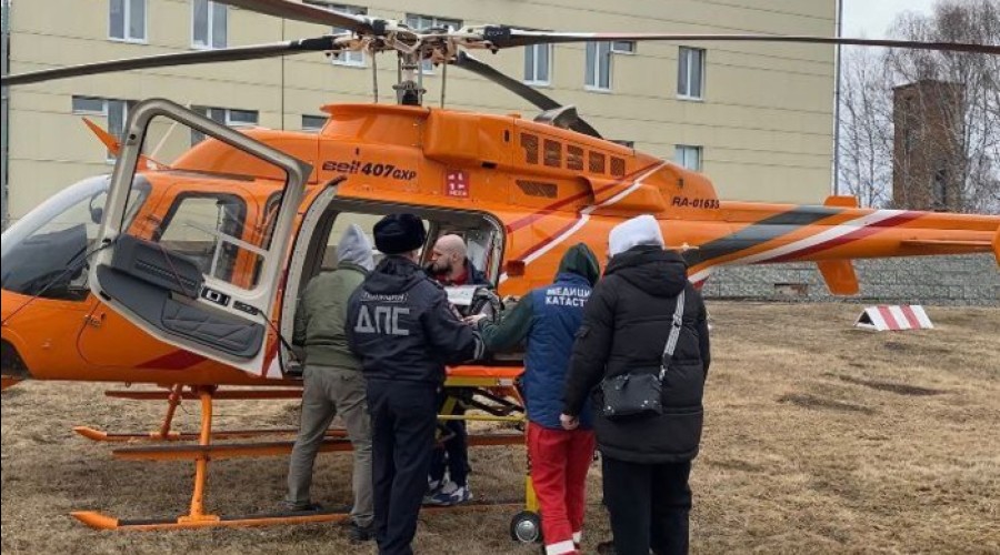 В екатеринбургскую травматологию вертолетом перевезли молодого водителя