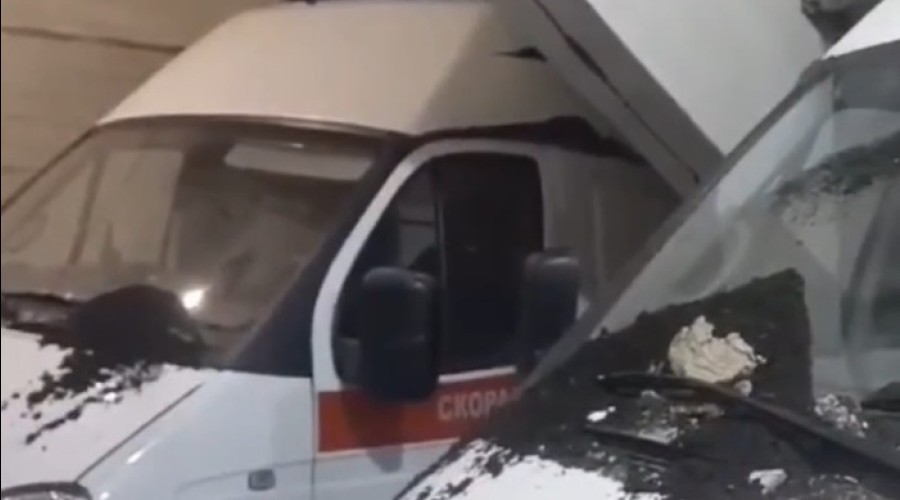 В Свердловской области на машины скорой обрушилась крыша гаража