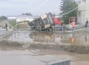 В Екатеринбурге в огромной луже на Пехотинцев грузовик упал и раздавил автомобиль