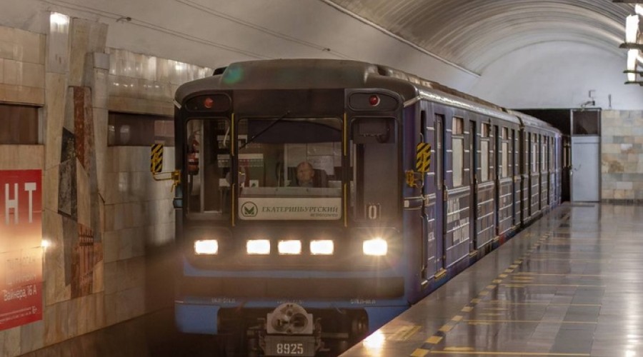 В екатеринбургском метро решили ещё на пару месяцев сохранить металлические жетоны