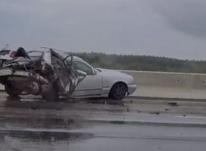 На Кольцовском тракте Mercedes выбросило в отбойник