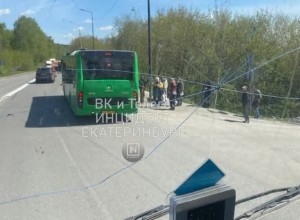 Пассажирку посекло стёклами: в микрорайоне Птицефабрика столкнулись пассажирский автобус и «Газель»