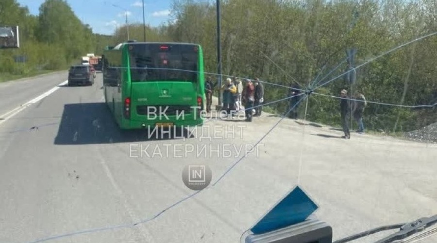 Пассажирку посекло стёклами: в микрорайоне Птицефабрика столкнулись пассажирский автобус и «Газель»