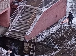 «Как заложники в квартирах»: свердловские коммунальщики перекопали выход из подъезда многоэтажки